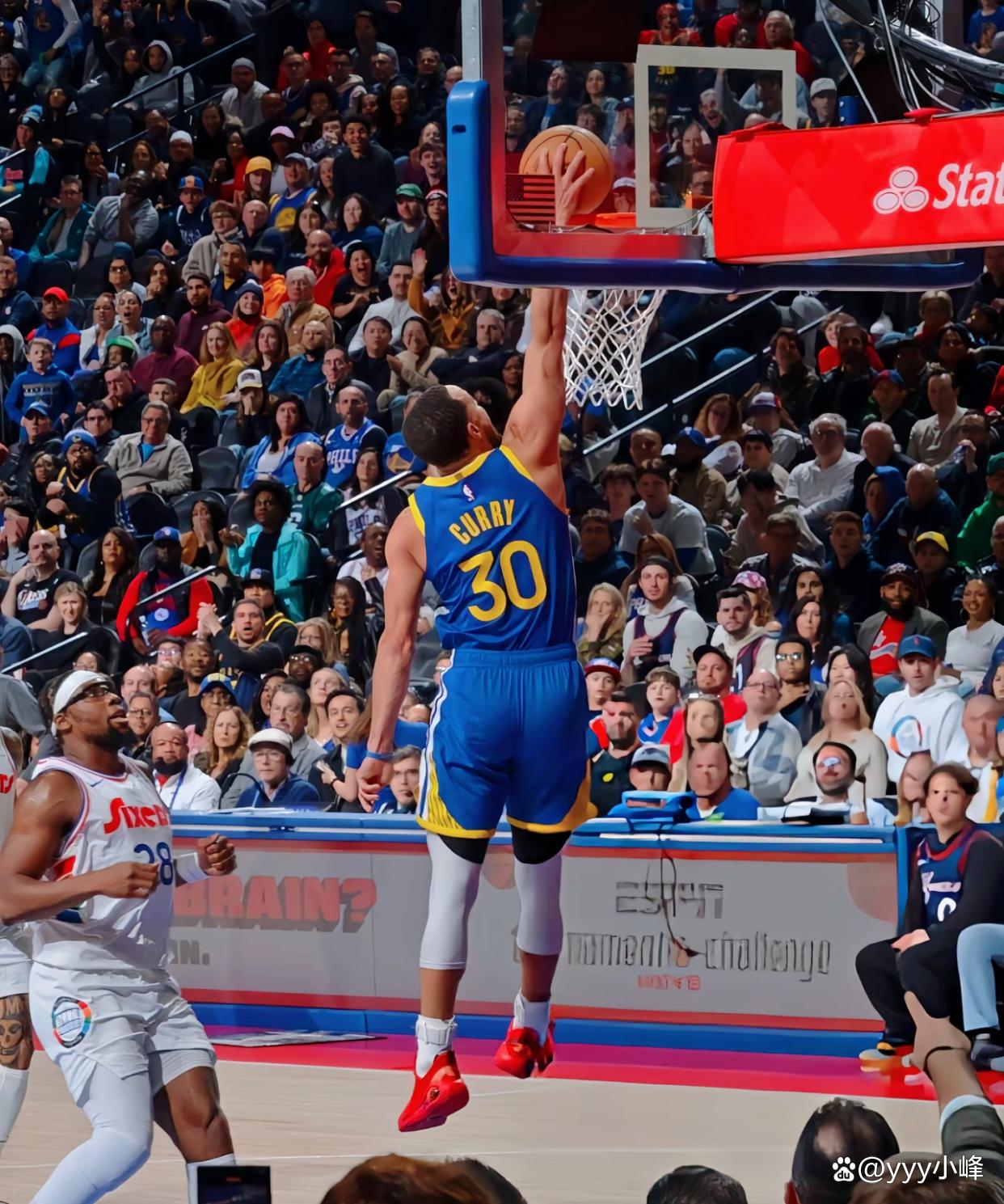 开云体育在线登录库里重返赛场，领先优势明显首场状态出色，篮网观众沸腾！